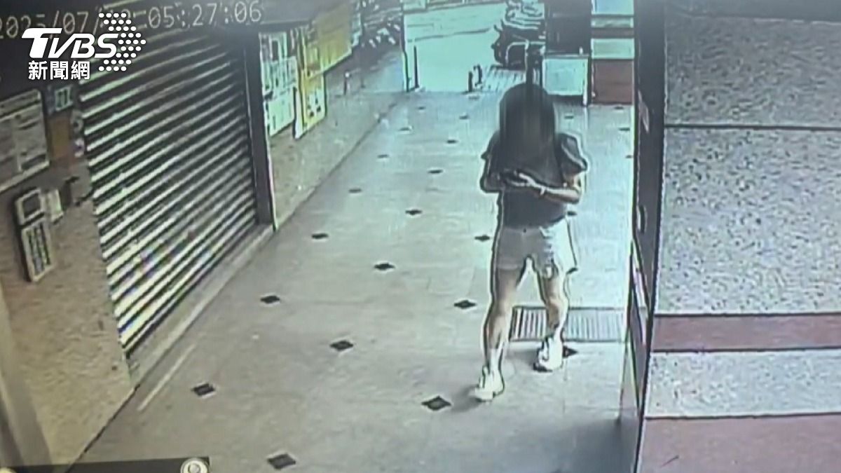 涉嫌偷拍嫌犯騎樓跟拍過程(圖/TVBS)