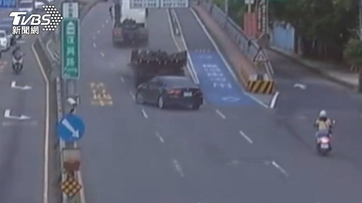 拖板車上橋過程中突然頭尾分離(圖/TVBS)