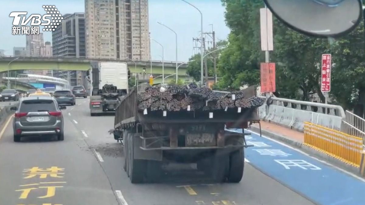 拖板車上橋過程中突然頭尾分離(圖/TVBS)