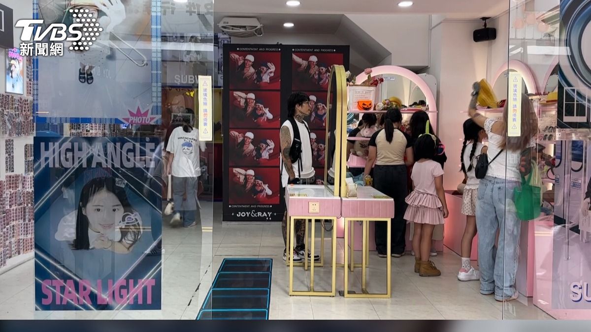 該拍貼機店已將相關廣告目前撤下。(圖/TVBS)