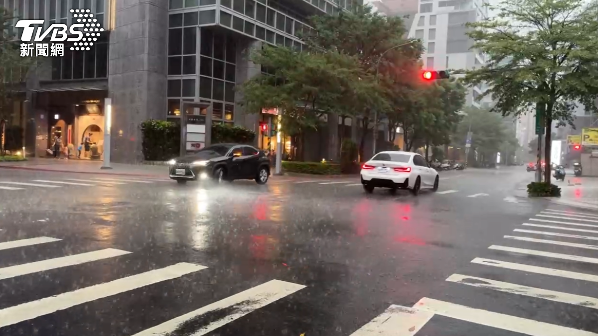 天氣/又要變天!「全台一片藍」炸雷雨 專家示警:下週恐新颱風靠近