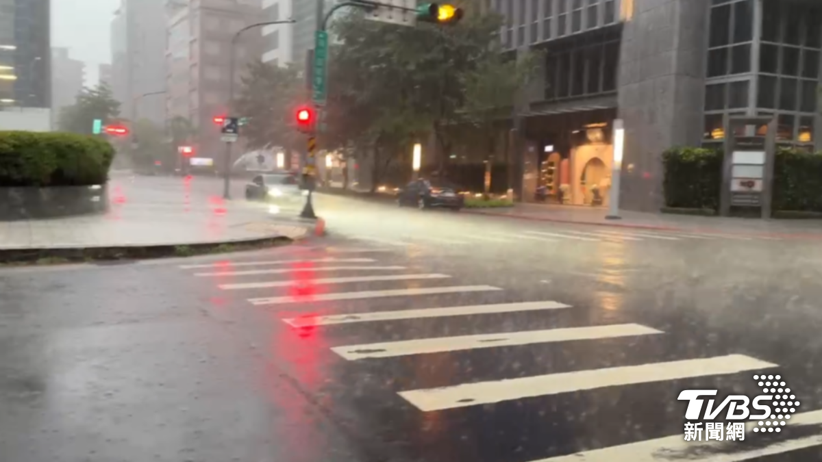 天氣／北北基暴雨！一路狂下到晚上　大雷雨警戒區出爐