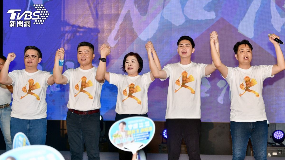 台中藍委黃健豪、顏寬恒、楊瓊瓔、廖偉翔、羅廷瑋(左至右)出席「再愛我一次」拚經濟、反惡罷造勢晚會。(圖/胡瑞麒攝)