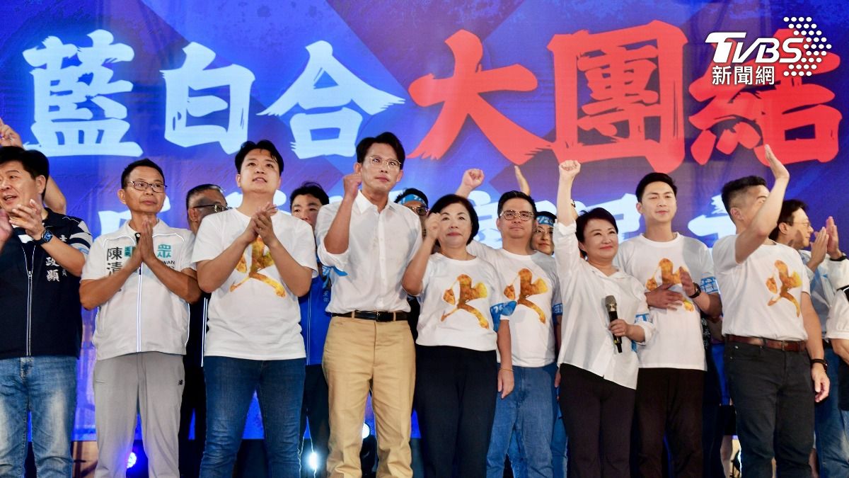 台中市長盧秀燕與民眾黨主席黃國昌同台,展現藍白合大團結。(圖/胡瑞麒攝影)
