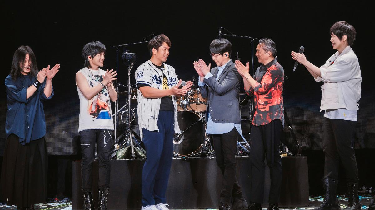 五月天和周思齊在大巨蛋合體。(圖/相信音樂提供)