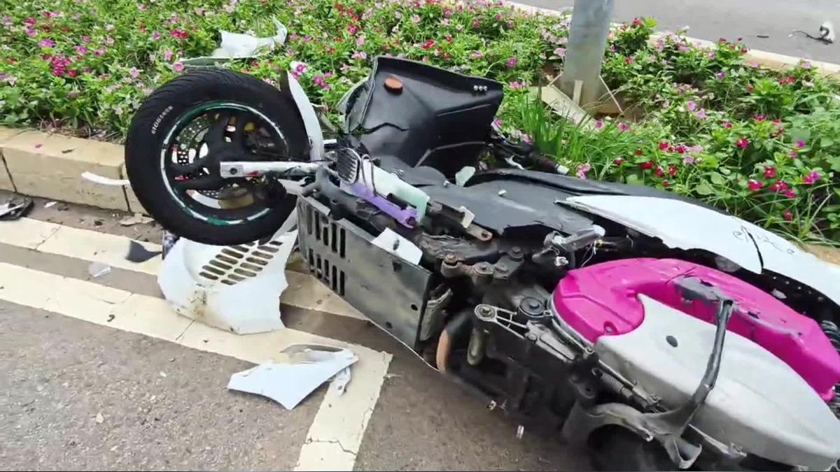 金門發生機車、轎車擦撞事故。（圖／TVBS）