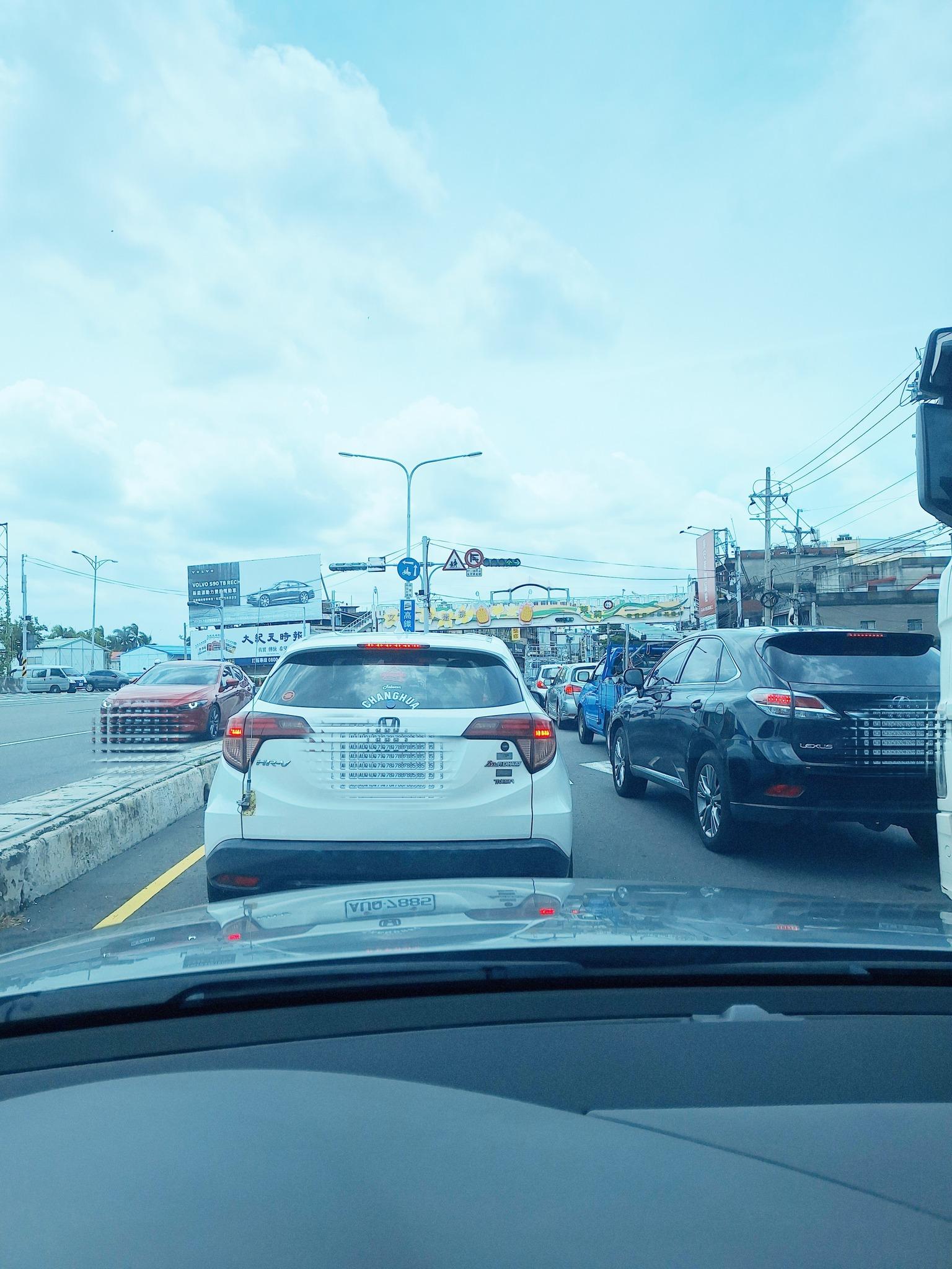 中山路一段左轉燈秒數過短,導致車輛難以通行。(圖/翻攝自彰化人大小事)
