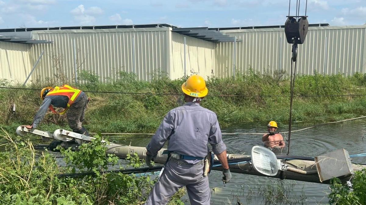 颱風重創!台電員工泡水救倒斷電桿 妻見尪工作照淚崩:7天沒回家