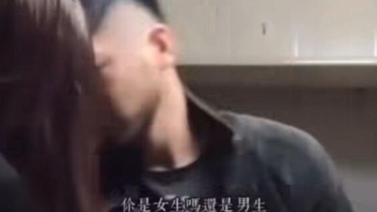鬍鬚哥識破紅姐是男兒身。(圖/翻攝自網路)