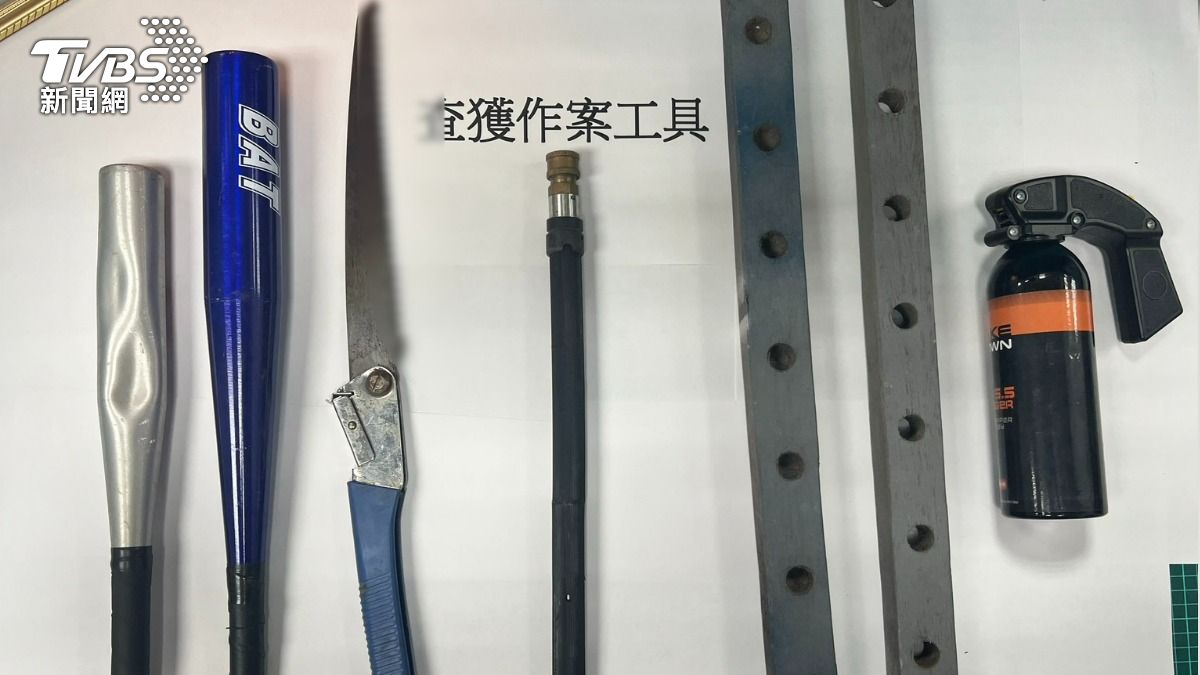 警方查獲犯案凶器。(圖/TVBS)