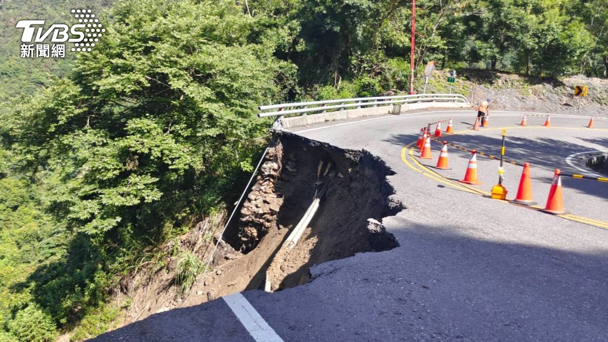衝武陵前重要路段!台14線崩塌現20M天坑 路一半斷了