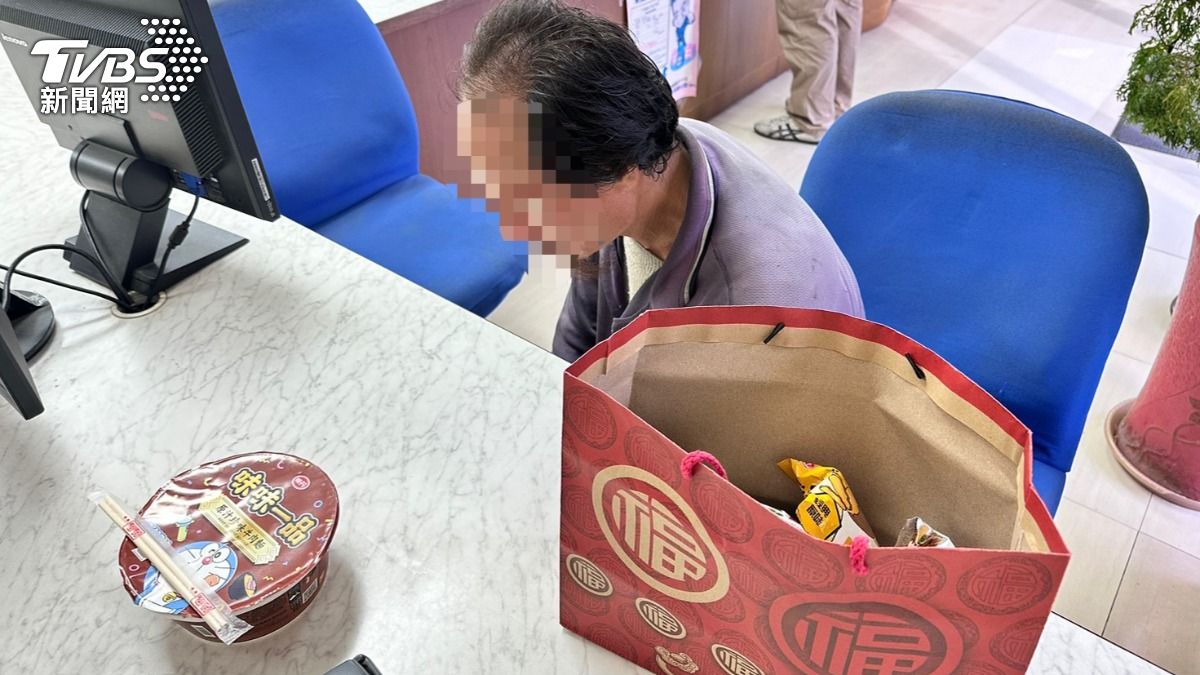 警方提供泡麵及點心解決郭男飢餓問題,接著郭男說明,自己被家人放棄,才流浪台中。(圖/TVBS)