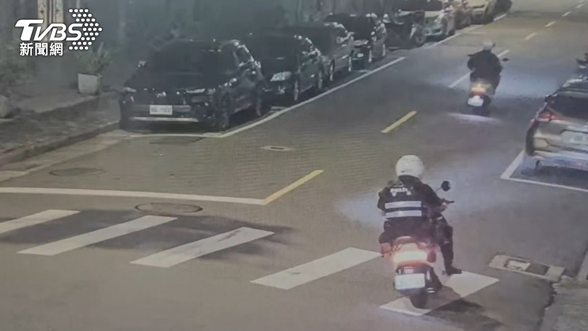 何男酒後騎乘共享機車被巡邏員警攔查。（圖／TVBS）