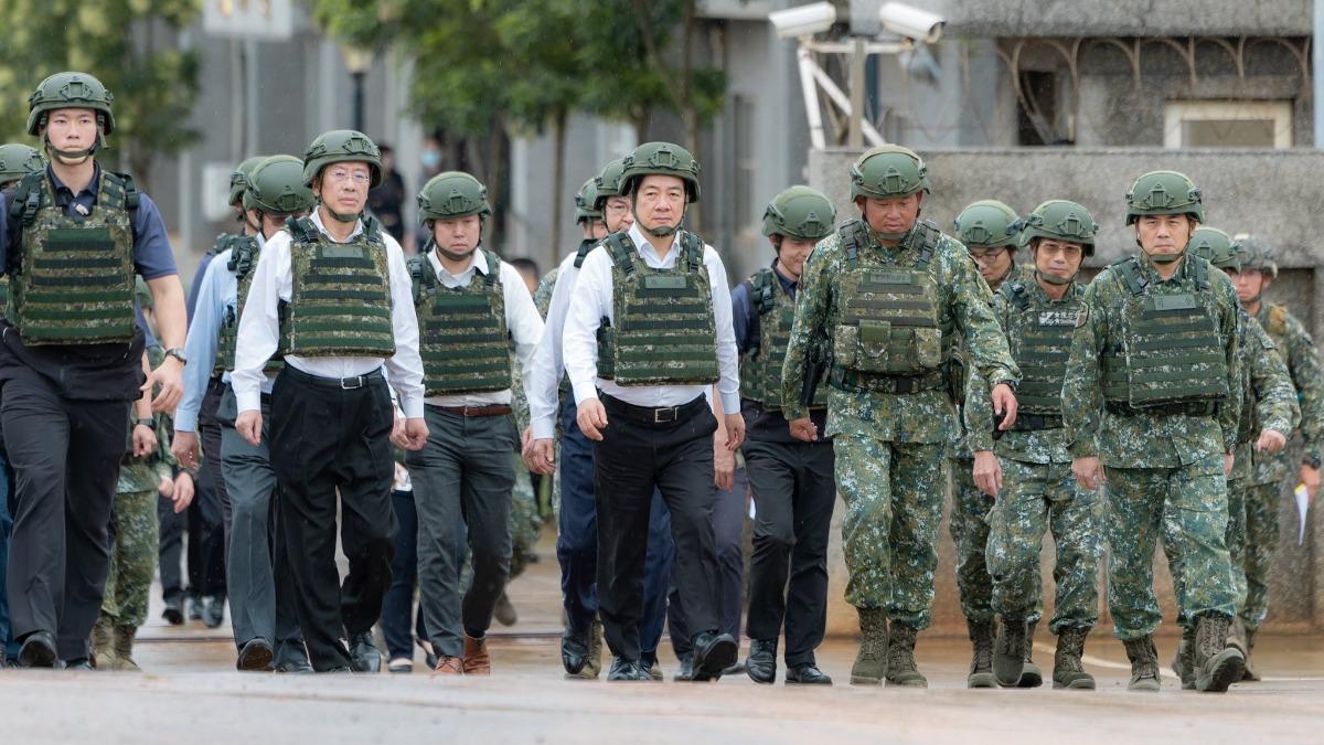 邱毅稱若要孤注一擲打城鎭戰,賴清德應該先以身作責把兒子召回。(圖/翻攝自賴清德臉書)