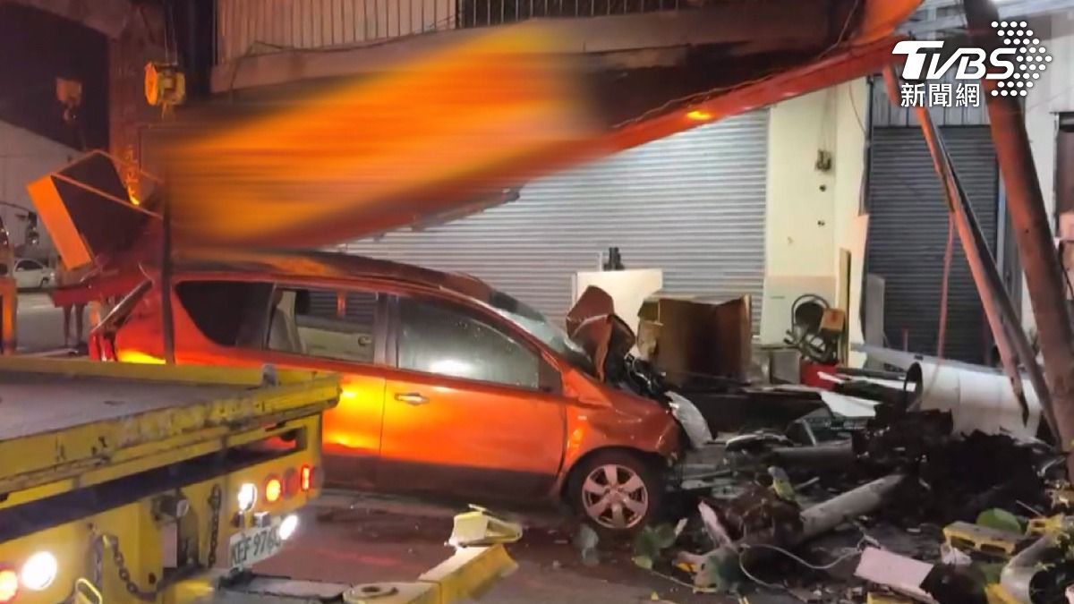 轎車猛撞炸出火花衝進早餐店　凌晨自撞畫面曝光嚇壞居民（圖／TVBS）