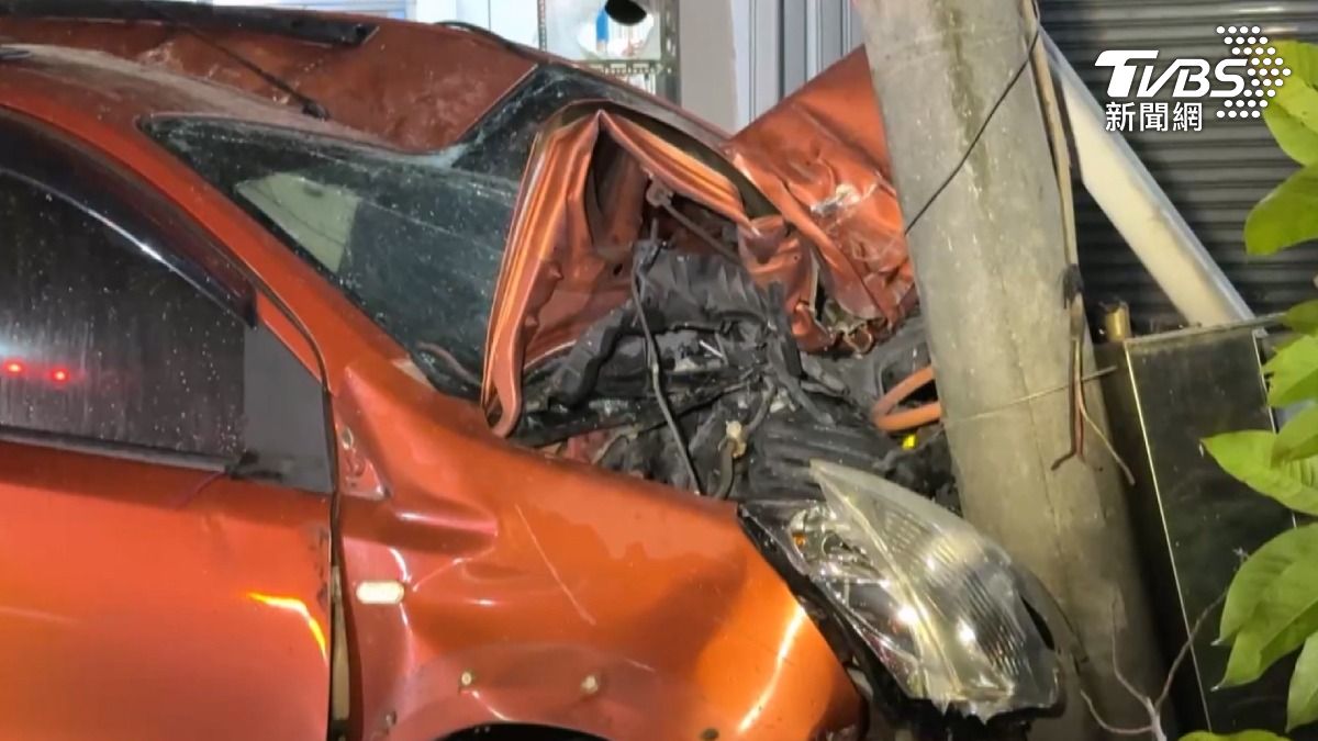 超大撞擊力，轎車的車頭面目全非，板金凹陷變形整個撞爛（圖／TVBS）