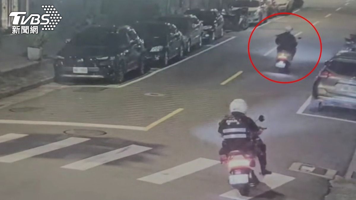 男酒後騎共享機車遭警攔查扣車。（圖／TVBS）