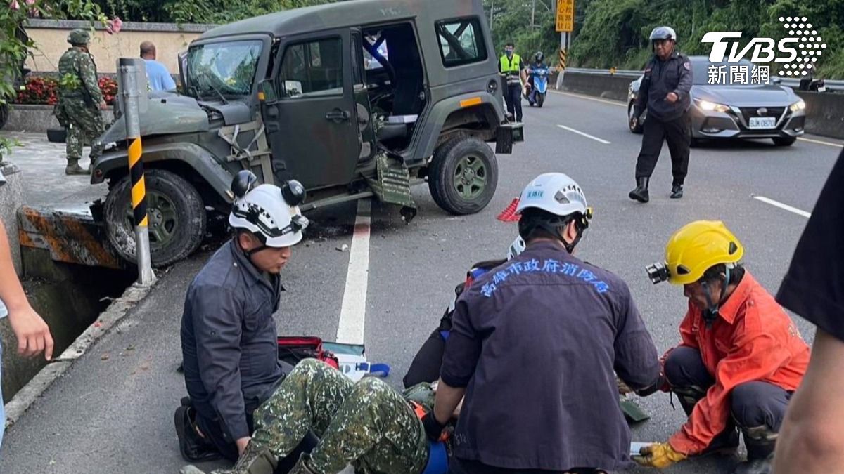 八軍團重防營軍車自撞民宅前石墩，安全氣囊爆開且沾有血跡。（圖／TVBS）
