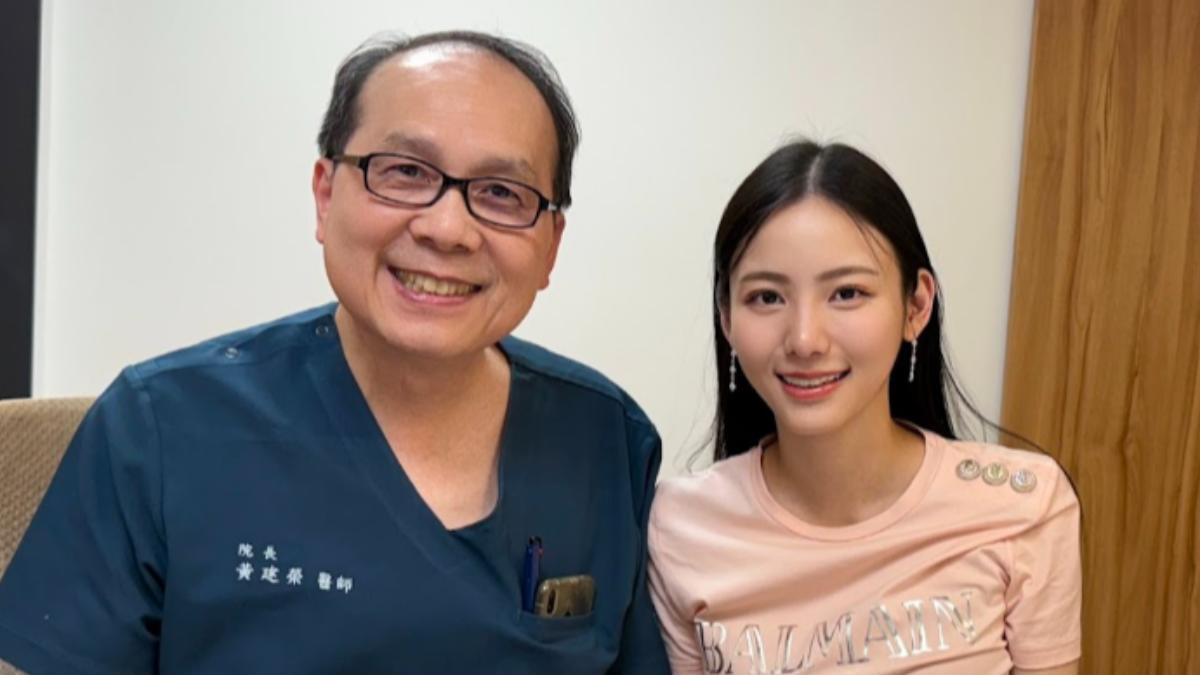 同為醫師的林小姐，與兒時替自己接生的醫師合影。（圖／翻攝自每日健康）