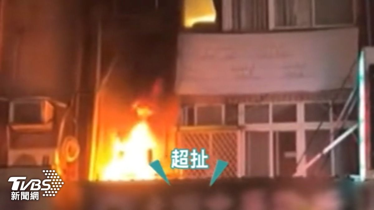 室外冷氣機疑24小時未關　半夜起火燃燒。（圖／民眾提供）