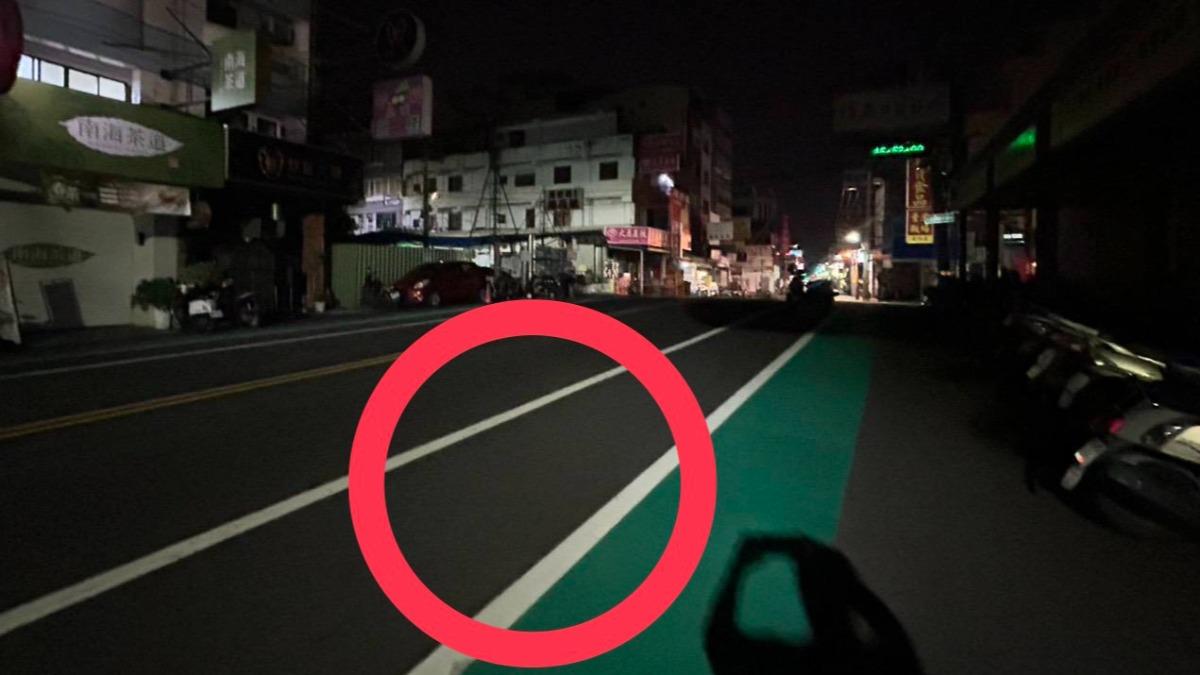 注意!騎在白色實線區域中會挨罰「噴1千8」 警解惑