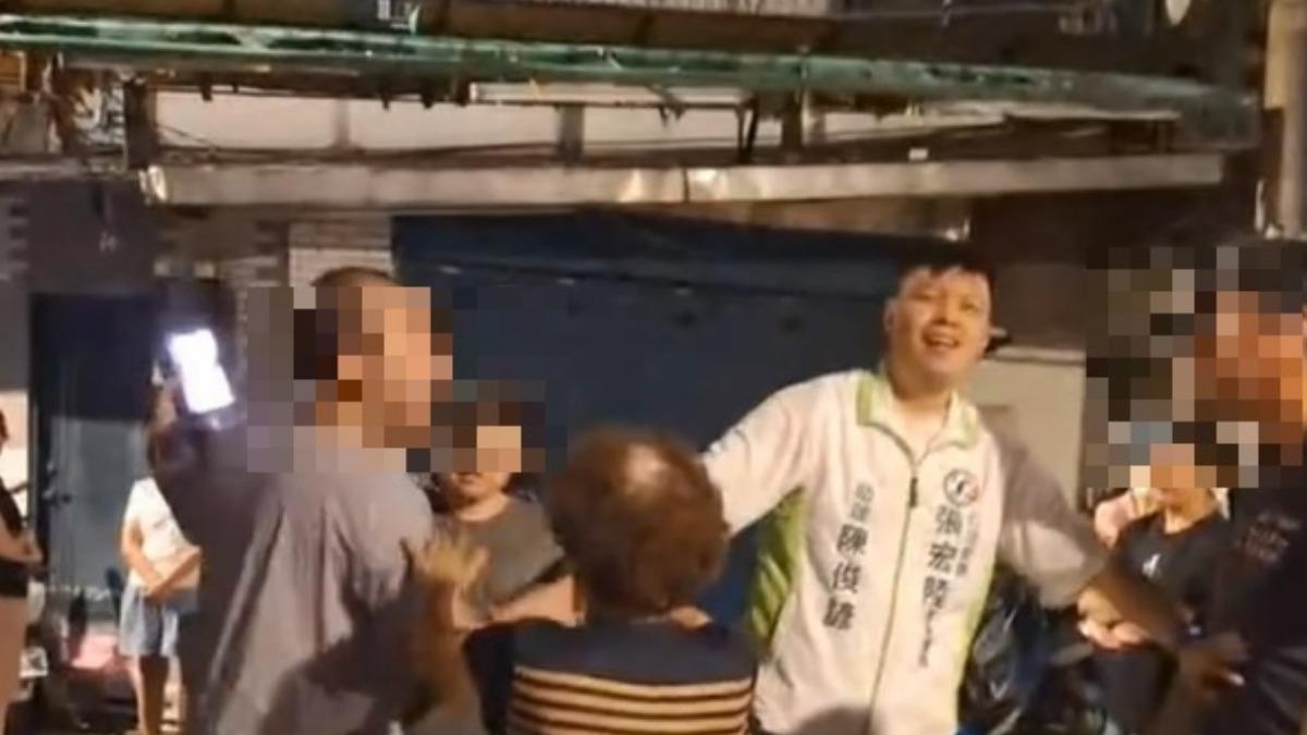 人行道會勘超火爆!板橋居民當街推擠互嗆 立委助理苦笑勸架
