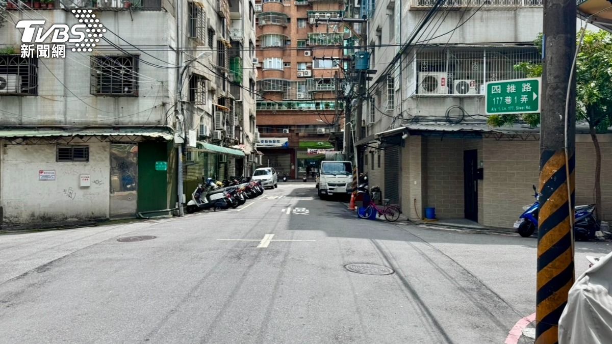 現場進行會勘研議是否規劃人行道。（圖／TVBS）