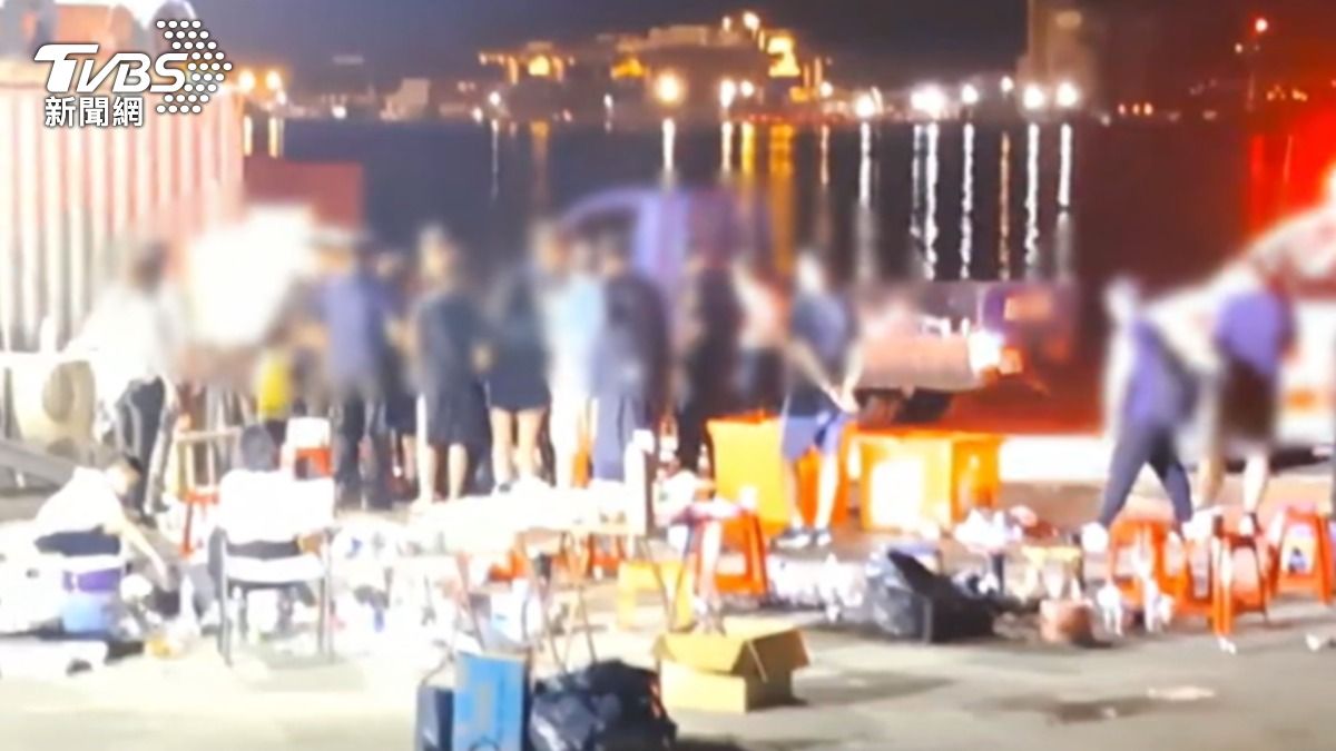 正濱漁港深夜多人聚集喝酒喧嘩。（圖／TVBS）
