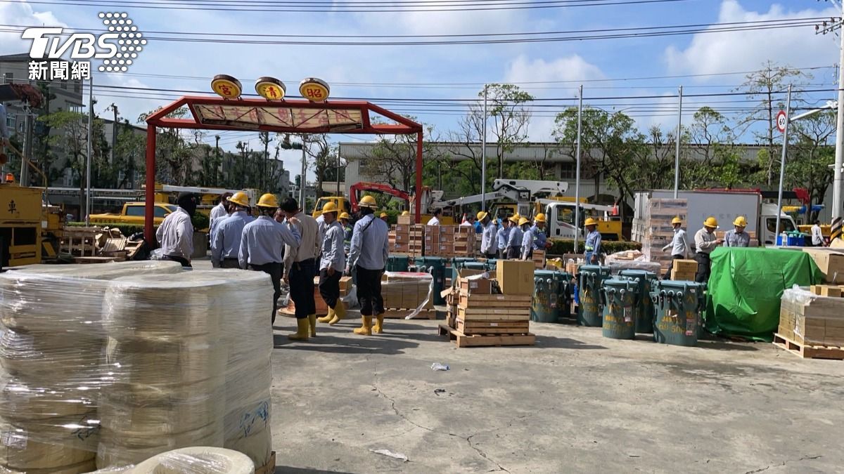 台電有五六輛工程車,以及數十位搶修人員已進駐現場全力搶修(圖/TVBS)