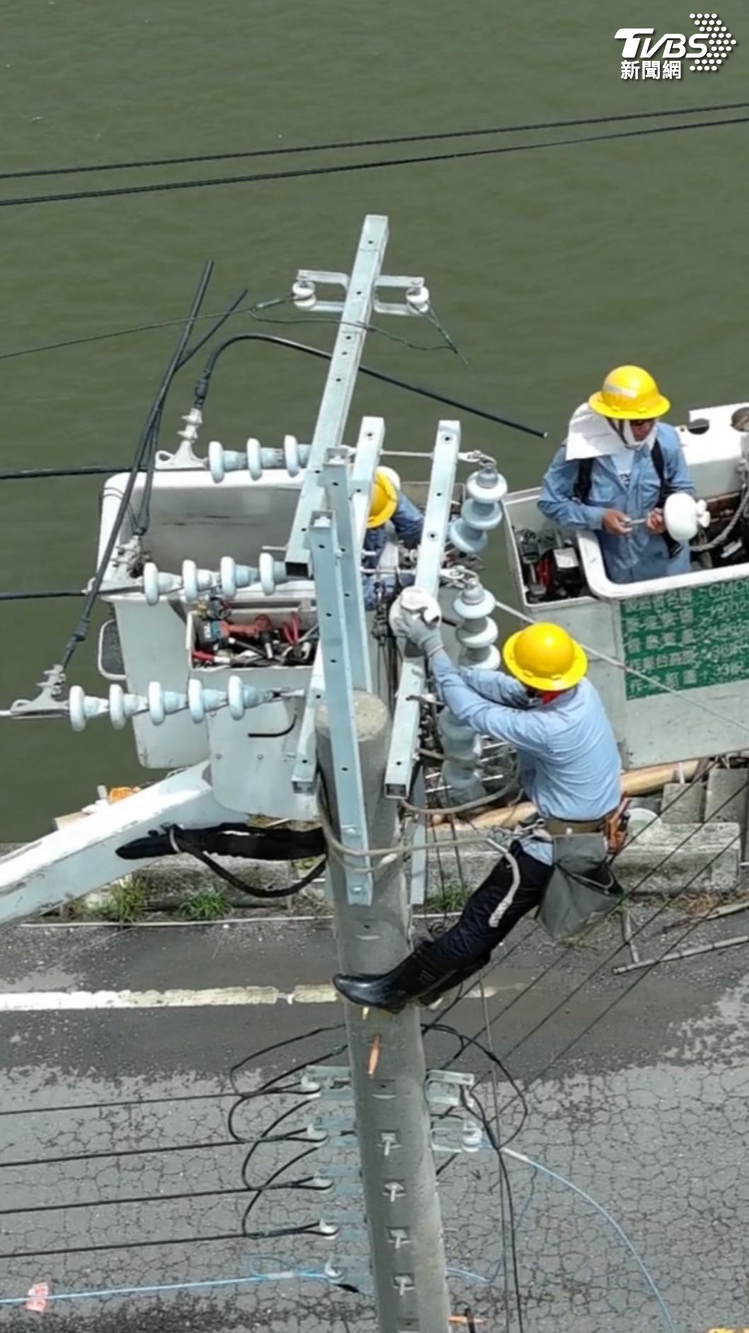 嘉南停電第7天!台電基層「上高空下魚塭」拚命搶修,有許多人已經一週沒回家了。(圖/台變提供)