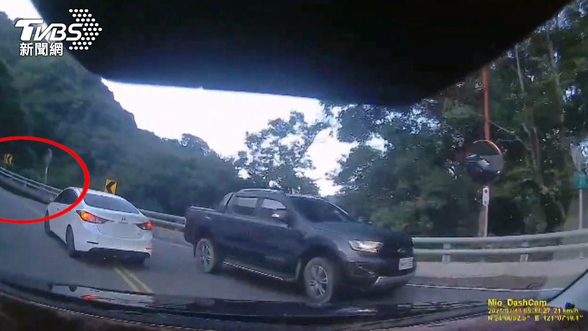 皮卡駕駛5點逆向停車 警戒避墜谷危機。(圖/民眾提供)