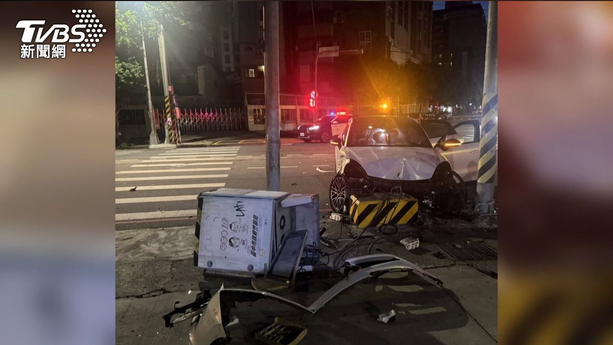 肇事的保時捷休旅車,直接衝向路旁人行道,甚至撞斷了變電箱。(圖/警方提供)