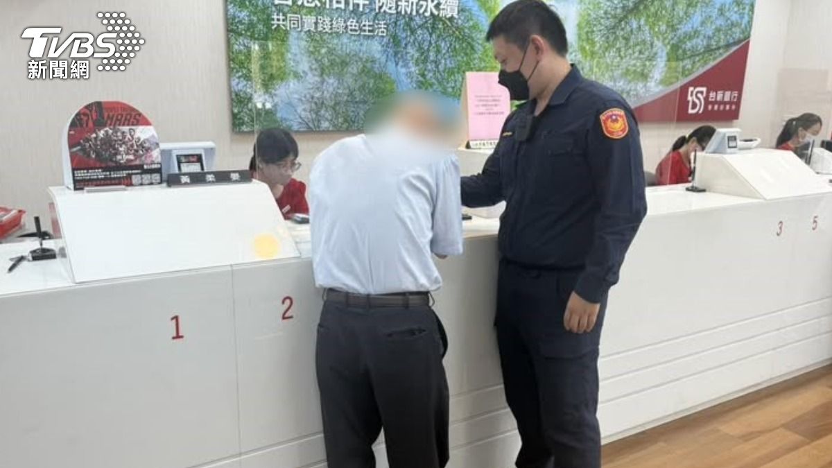 方翁在醫院休養時,突然接到一通類似外甥的電話,希望舅舅能匯70萬元應急。(圖/TVBS)