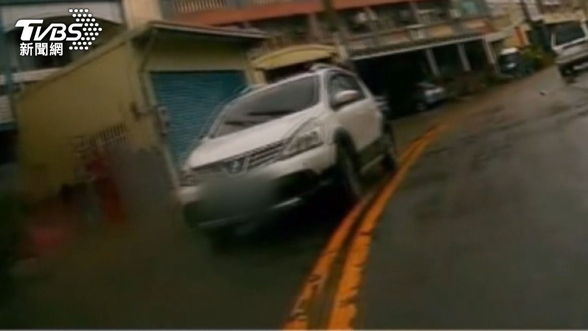 機車騎士覺得白色休旅車車速太慢,催油門跨越雙黃線超車。(圖/社會事新聞影音)