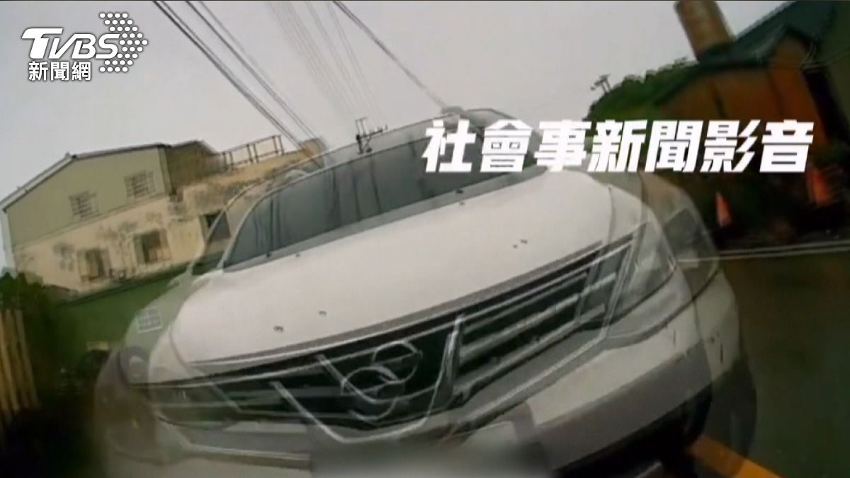 機車騎士超車行為引發休旅車駕駛不滿。(圖/社會事新聞影音)
