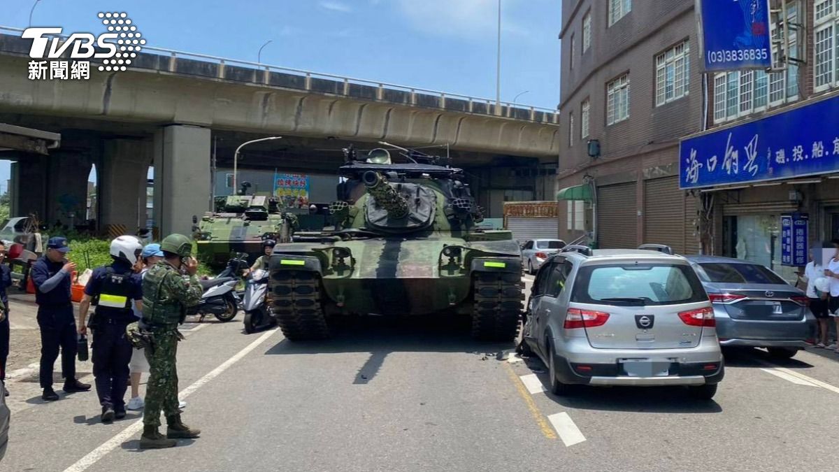 陸軍戰車跨越行車分向線,撞上小客車。(圖/TVBS)