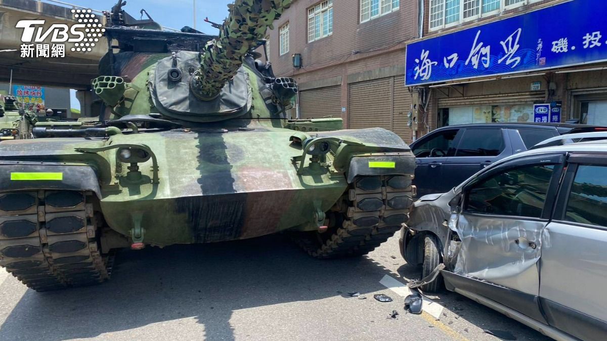 陸軍戰車跨越行車分向線,撞上小客車。(圖/TVBS)