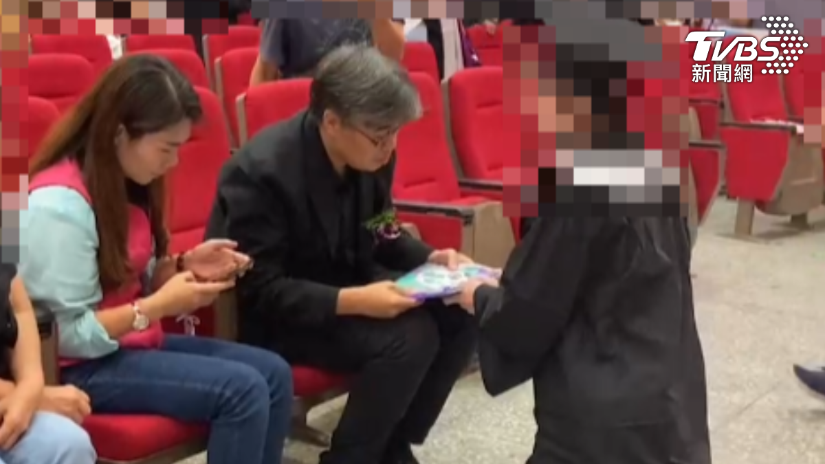 高雄空大爆性騷!女畢業生崩潰下跪副市長 淚揭教授惡行