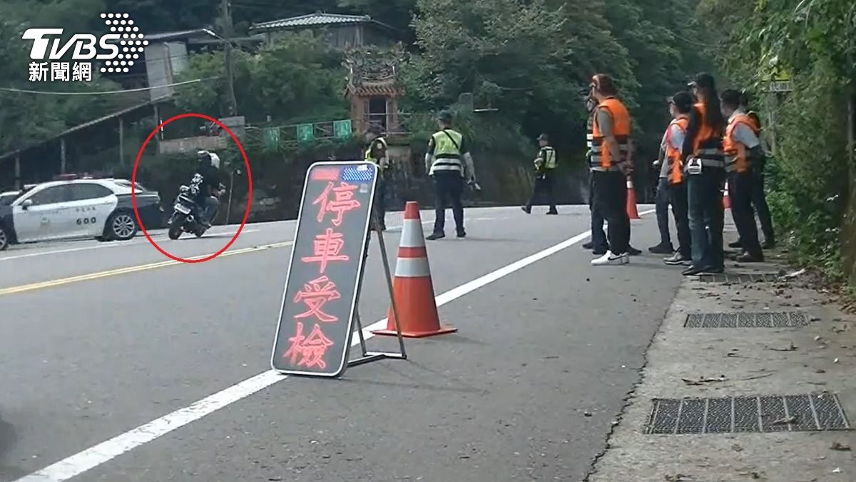 掛假牌載妹闖北宜臨檢站 改車男吞19萬罰單還要被法辦