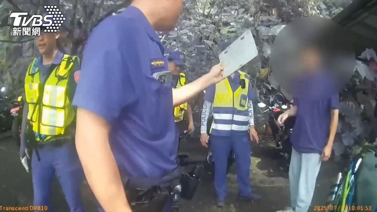 非法改車還掛假車牌的張姓騎士被開10張罰單。(圖/TVBS)