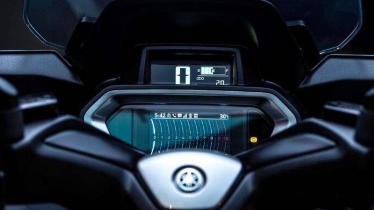 2025年式XMax 300採用4.2吋全彩TFT螢幕搭配3.2吋LCD雙螢幕儀表，資訊顯示豐富清晰。(圖／ Yamaha)
