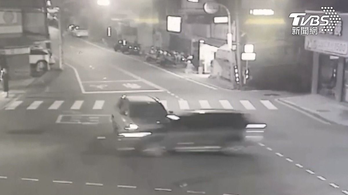無視紅燈釀禍！53歲男撞翻計程車　車內3人受困驚魂（圖／TVBS）