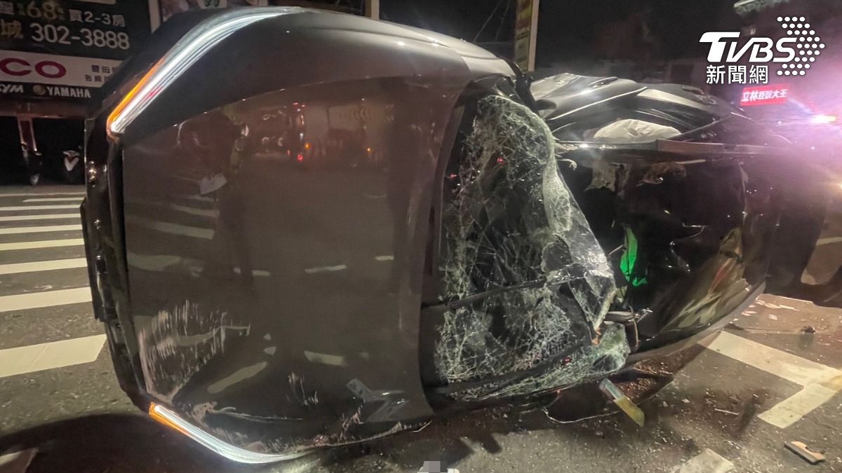 由於撞擊力道極大，多元計程車車頂被掀開，擋風玻璃完全碎裂，車門也都嚴重變形。（圖／TVBS）