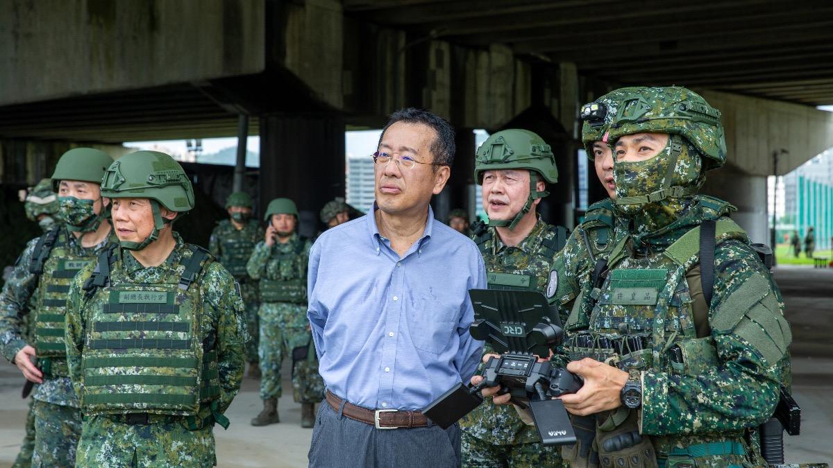 國防部長顧立雄親自視導愛國者飛彈、刺針飛彈部署。(圖/國防部提供)