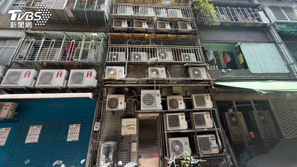 北市「冷氣室外機牆」變成星級景點,附近民眾表示,是因為作為一間間的美容工作室,才形成奇景。(圖/TVBS)