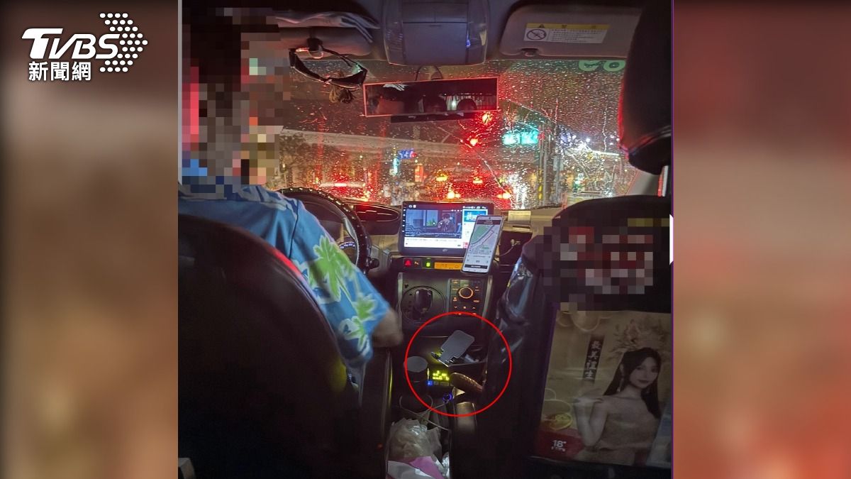 女搭優步小黃控運將擋跳錶機收春節費率。（圖／TVBS）