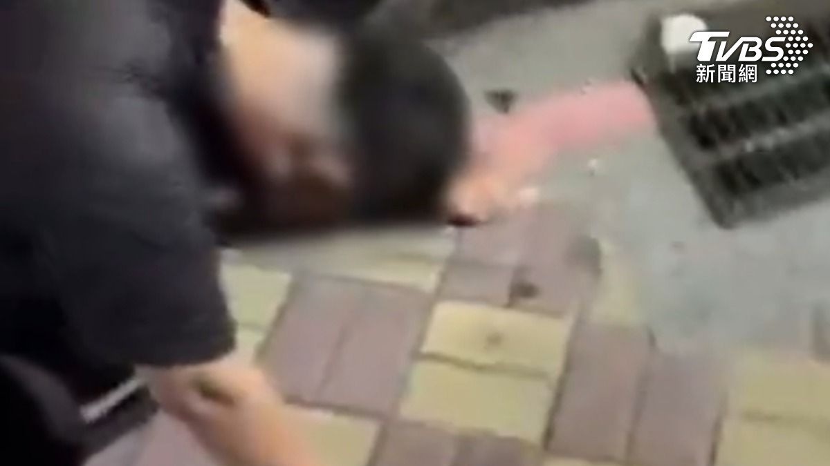 騎士見路人倒地上前關心。(圖/民眾提供)