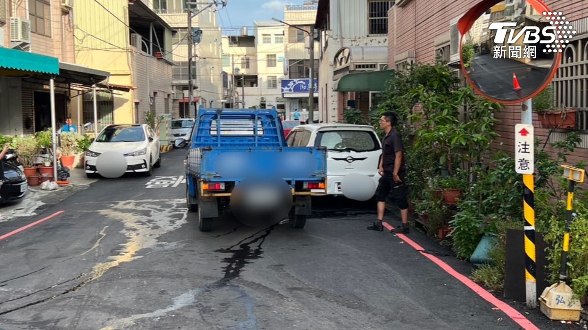 六名壯丁蹲低找好角度，合力將白色小客車抬起，成功救出被困的吳姓駕駛。（圖／TVBS）