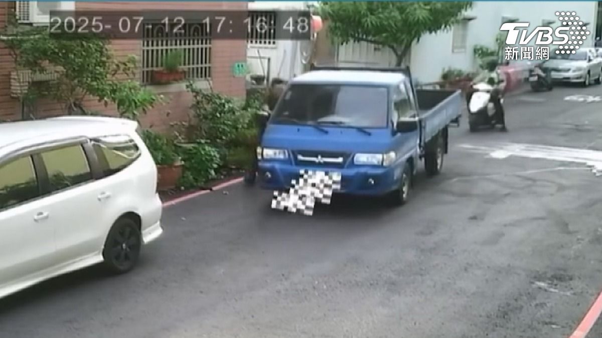 試圖打開副駕駛座門阻止車輛繼續移動，結果被夾在貨車與路旁一輛白色小客車之間（圖／TVBS）