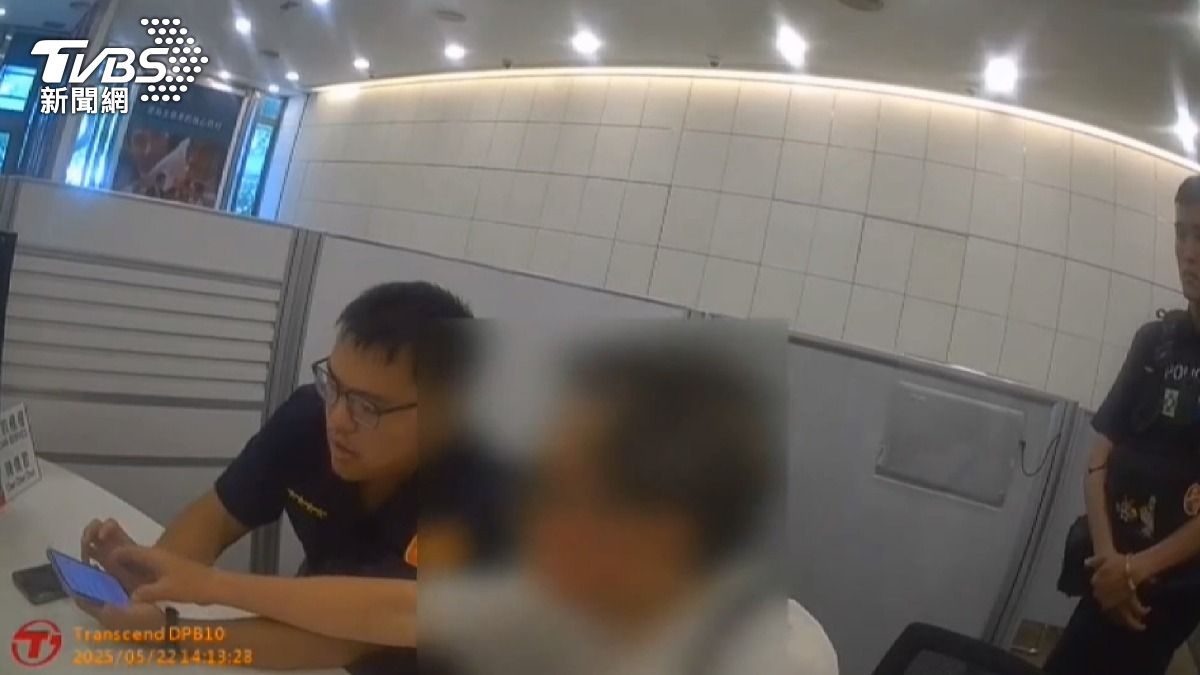 銀行員機警攔阻 老翁險遭假金管會詐20萬。(圖/警方提供)